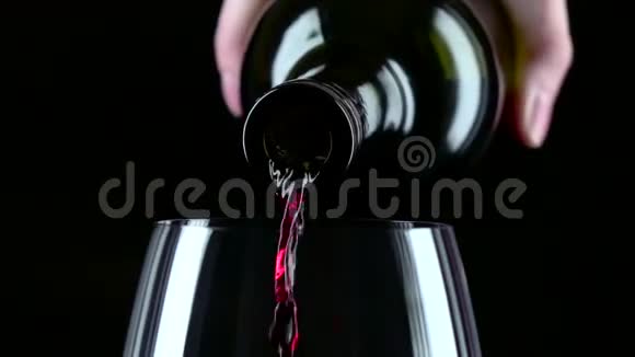 装满葡萄酒的瓶子黑色视频的预览图
