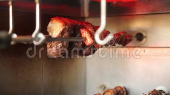 在烤架上烹饪各种肉类视频的预览图