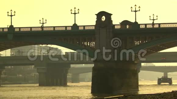 伦敦泰晤士河上的橙色和朦胧的早晨视频的预览图