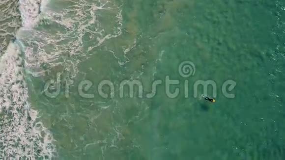 乘坐绿色海浪冲浪者的鸟瞰图视频的预览图