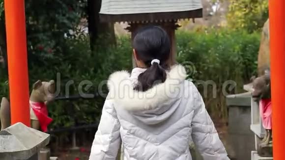 佛教女孩在日本红庙祈祷视频的预览图