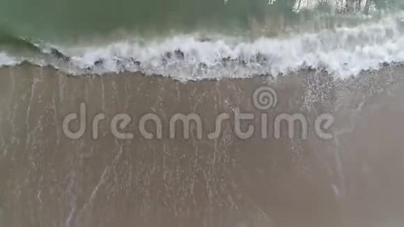 夏季海滩海浪鸟瞰视频的预览图