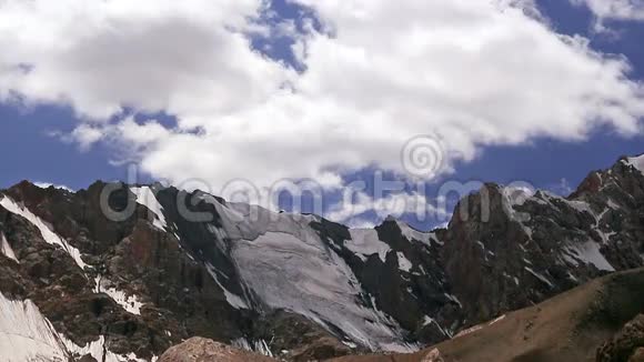 有云的山脉帕米尔塔日基斯坦时间L视频的预览图
