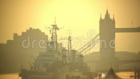 在伦敦塔桥和标志性的战舰上令人叹为观止的早晨视频的预览图