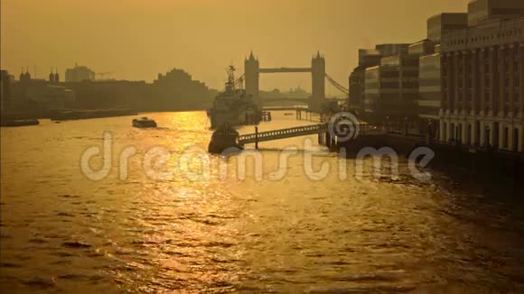 清晨阳光下的伦敦塔桥全景视频的预览图