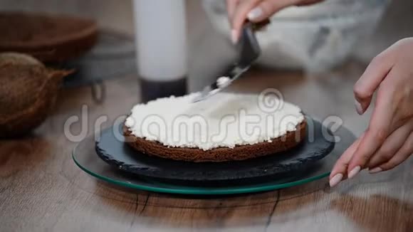 烹饪蛋糕巧克力海绵蛋糕加奶油糕点袋视频的预览图