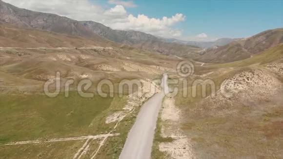 这个国家的通行证向费尔干纳山谷敞开下坡路或平路吉尔吉斯斯坦山区视频的预览图