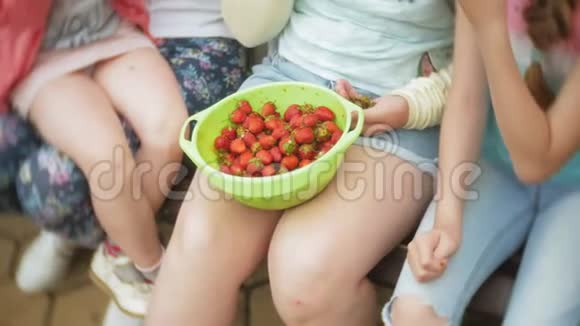 有趣的女孩在公园吃草莓视频的预览图