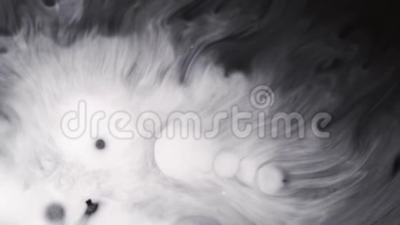 油墨飞溅和清洗的背景墨水飞溅完美地用于混合模式视频的预览图