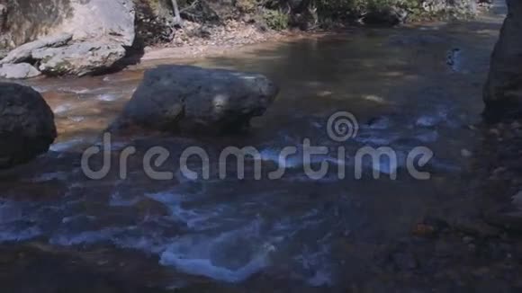 岛上的河流小瀑布视频的预览图