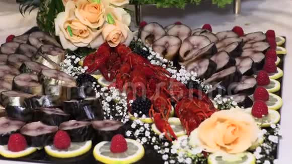 假日桌配海鲜鱼小龙虾视频的预览图