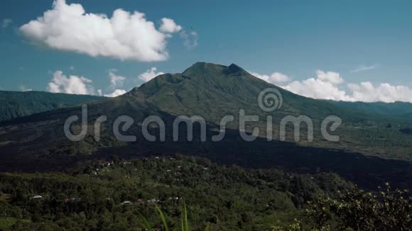 巴图尔火山在印度尼西亚巴厘岛阳光明媚的夏日观景视频的预览图