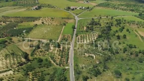 在意大利无人机的道路上开车视频的预览图