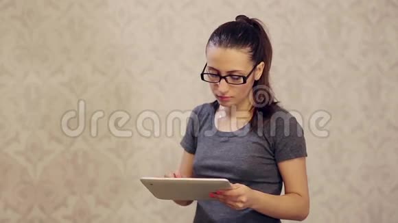 戴眼镜的妇女在平板电脑工作视频的预览图