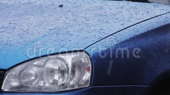 水滴在蓝色车体上形成视频的预览图