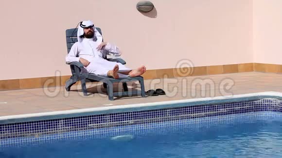 沙特阿拉伯人在游泳池打电话视频的预览图