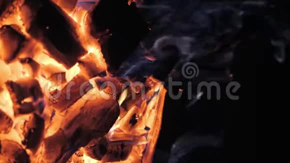 火焰和红色余烬阿根廷烤架餐厅烧烤炉和烤架准备牛排馆神户牛肉视频的预览图