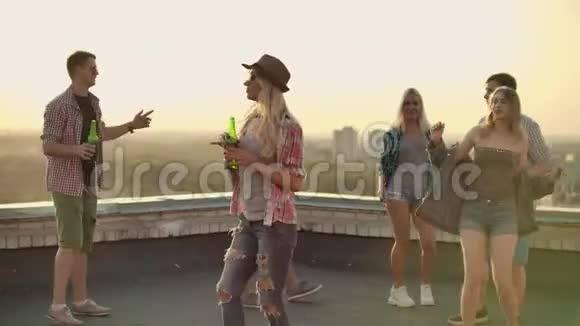 在屋顶和朋友跳舞视频的预览图