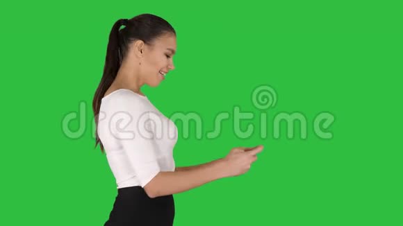 商务女性使用智能手机走在绿色屏幕上Chroma键视频的预览图