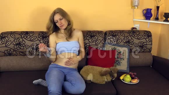 孕妇测量手腕血压剥开腹部视频的预览图