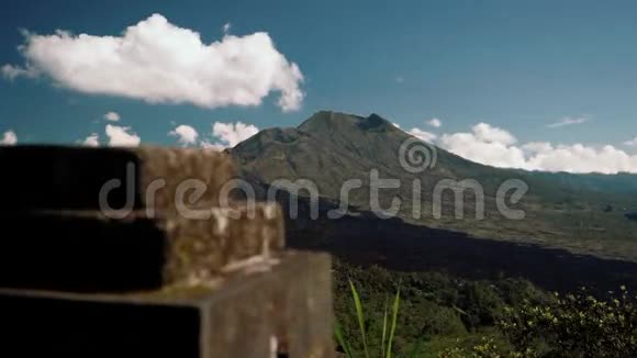 巴图尔火山在印度尼西亚巴厘岛阳光明媚的夏日观景视频的预览图