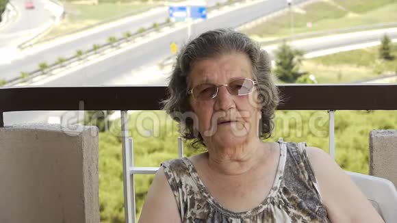 老退休的女人在阳台上笑视频的预览图