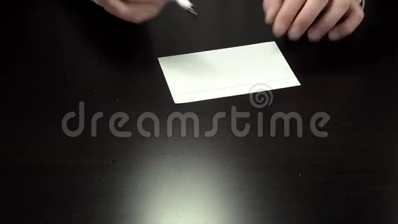 双手写纸条20视频的预览图