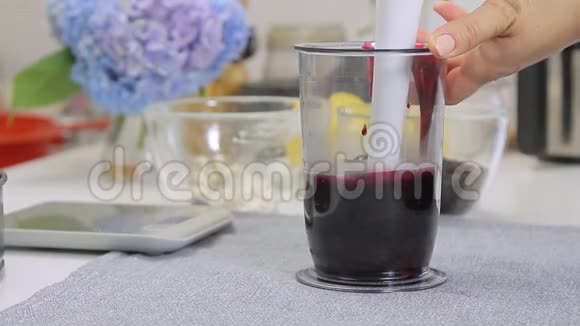 烹饪和混合蓝莓视频的预览图
