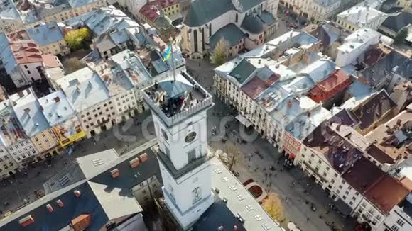 利沃夫老城中心的空中无人机视频屋顶和街道市政厅拉图沙视频的预览图