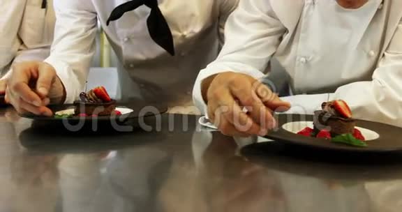 厨师在甜点上做最后的修饰视频的预览图