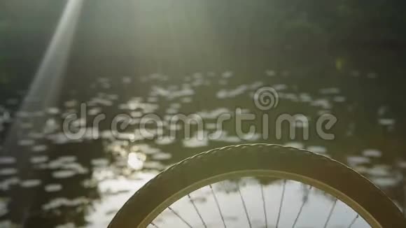人停止转动的自行车轮视频的预览图