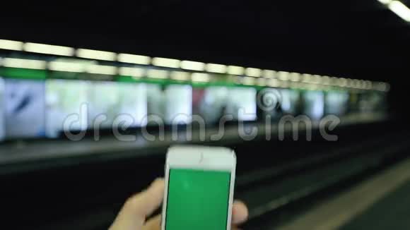 男人在地铁等待时使用智能手机视频的预览图
