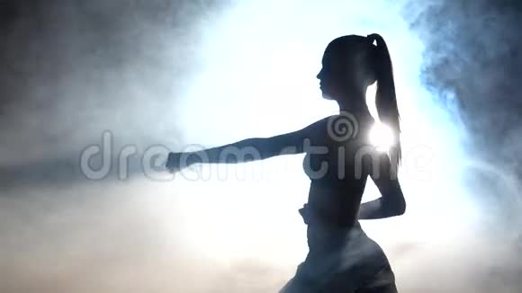 空手道女孩黑色的剪影背光视频的预览图