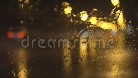 大雨时挡风玻璃上的水流视频的预览图