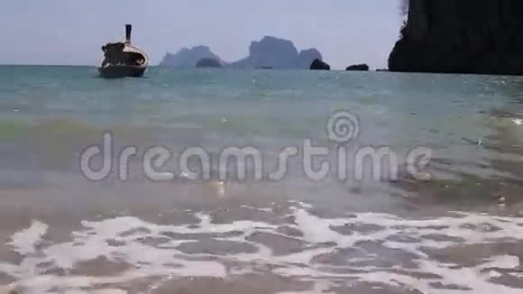 泰国长尾船在海上漂流视频的预览图