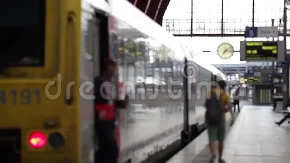 商务旅行两名商务人员离开火车视频的预览图