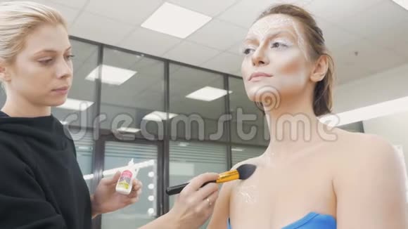 专业化妆师在模型上绘制身体艺术筹备图片会议视频的预览图