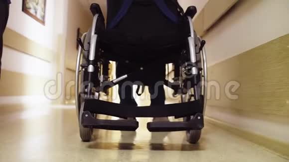 两根手杖支撑矫形器行走时的腿视频的预览图