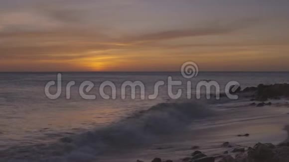 阿鲁巴绚丽多彩的日落景色美丽的自然景观亚特兰大的洛基海岸视频的预览图