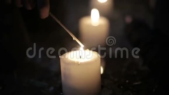 一座废弃建筑里的蜡烛慢动作视频的预览图