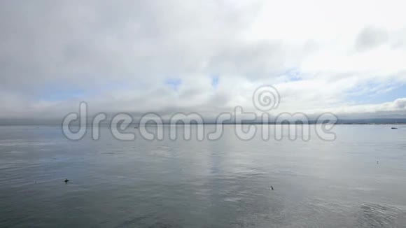 宽阔的角度眺望平静的海洋海湾视频的预览图