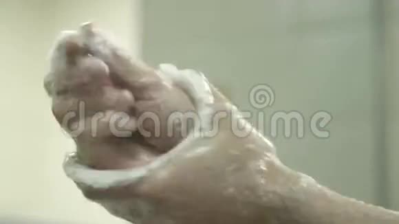 外科医生在手术前洗手视频的预览图