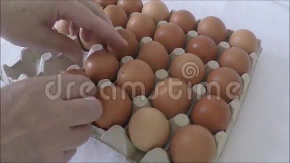 从一盒鸡蛋中挑选最好的鸡蛋的人视频的预览图