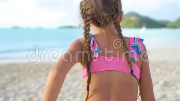 可爱的小女孩在热带海滩上慢动作度假视频的预览图