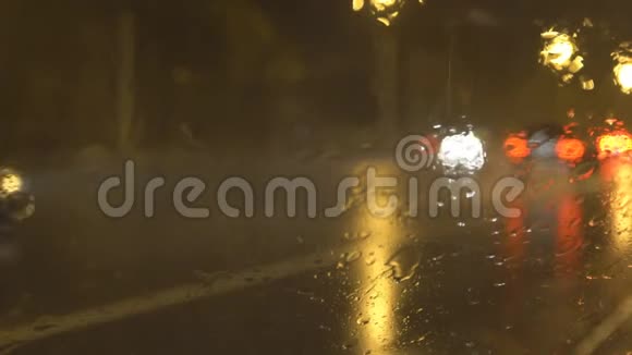 大雨时挡风玻璃上的水流视频的预览图