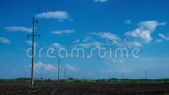 天空中的云彩农村的田野犁地电线杆电力时间自然树农业云太阳风视频的预览图