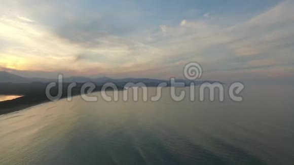萨哈林岛的无人机飞越海洋视频的预览图