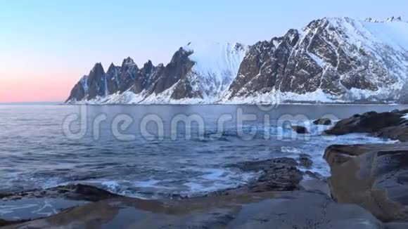 挪威北部Senja岛的Okshornan山脉上的阳光视频的预览图