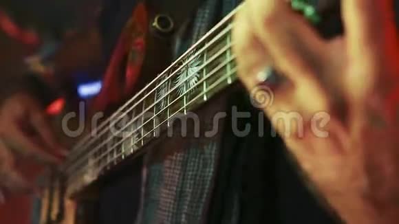 低音吉他弹手的手很酷视频的预览图
