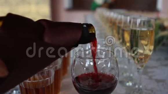红酒倒入酒杯特写视频的预览图